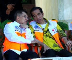JUSUF KALLA DAN JOKOWI. "Sepanjang apa yang diucapkannya dan untuk sebagian telah diperlihatkannya selama dirinya berkesempatan ikut dalam kekuasaan negara, terkesan Jusuf Kalla banyak merubah diri dan ketokohannya. Tak heran, setelah menyelesaikan masa jabatan sebagai Wakil Presiden di tahun 2004-2009, ia makin diapresiasi sebagai calon pemimpin alternatif. Buktinya, Jokowi, yang pasti tak terlepas dari persetujuan puteri sulung Soekarno, Megawati, memilihnya sebagai pendamping dalam memperjuangkan ‘mandat langit’ dari rakyat. " (download, jusufkalla.info)