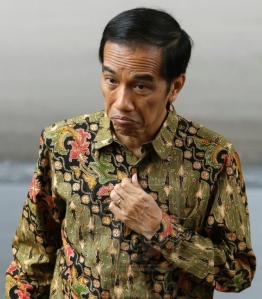 JOKOWI DALAM UTUSAN MALAYSIA. Geram soal kapal asing pencuri ikan di perairan Indonesia, Selasa 18 November di Istana Negara, Jokowi dikutip pers mengatakan, “Nggak usah tangkap-tangkap, langsung saja tenggelamkan. Tenggelamkan 10 atau 20 kapal, nanti baru orang mikir.” Menteri Luar Negeri Indonesia merasa perlu ‘merasionalkan’ kalimat presiden tersebut, bahwa pemahamannya terkait dengan law enforcement...... Tak urung, merasa negaranya terkena pernyataan keras Jokowi, Utusan Malaysia –media milik partai penguasa negara tetangga itu– menyebut Presiden Indonesia itu angkuh dan memilih pendekatan konfrontasi.